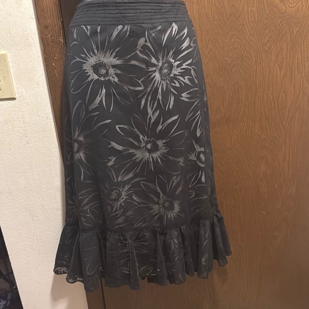 Chic Black Floral Midi Skirt